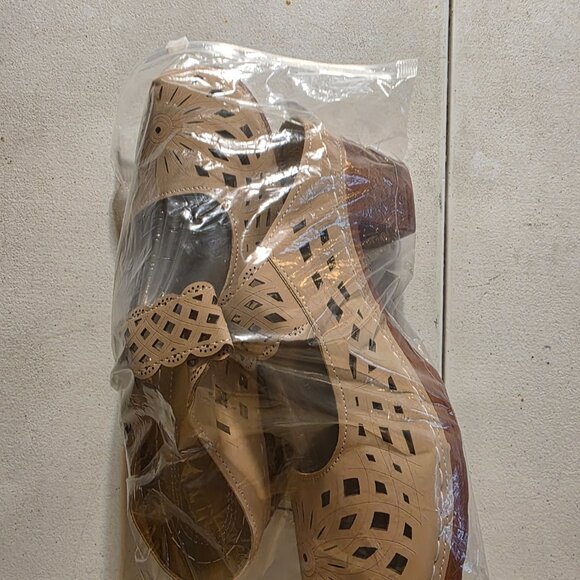 New with Tags 10.5 US or 42 Europe Beige Medium Heel Slip On Clogs - Picture 5 of 5